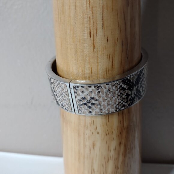 7.5 Inch Hinged Snakeskin Print Bracelet - Picture 2 of 8